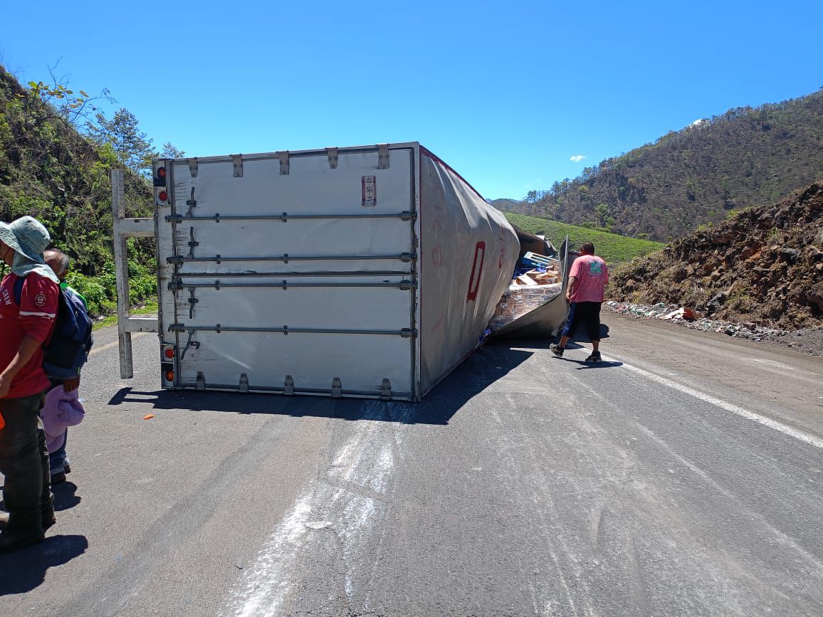 Tráiler pierde el control y embiste auto en Cumbres de Maltrata e