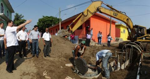 Supervisa Ramón Poo construcción de drenaje sanitario en la Colonia Dora María Treviño image 4