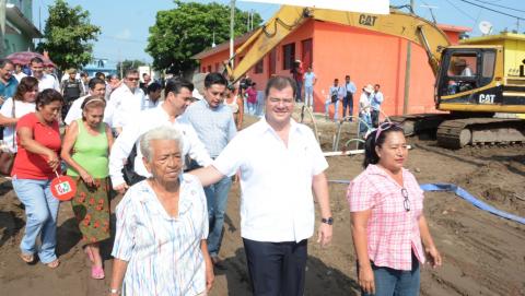 Supervisa Ramón Poo construcción de drenaje sanitario en la Colonia Dora María Treviño image 1