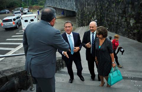 Levet sigue a Yunes Linares en su recorrido a la Sala Tlaqná.Foto: Sergio Hernández