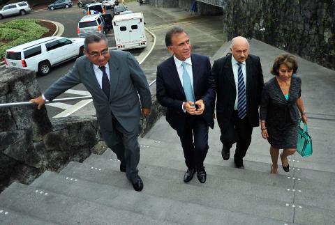 Yunes avanza siempre dejando atrás a Levet. Foto: Sergio Hernández