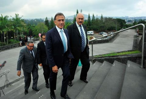 Levet logra una foto caminando junto a Yunes Linares. Foto: Sergio Hernández