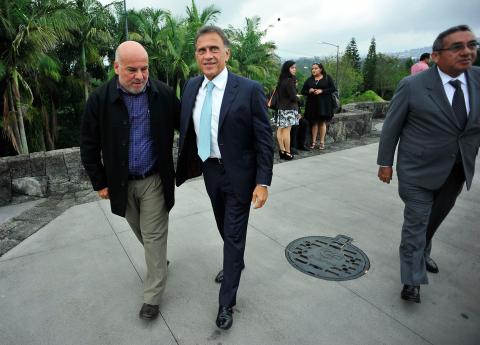 Yunes Linares camina junto a otras personas. Foto: Sergio Hernández