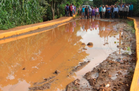 Vecinos de Soteapan denuncian desperfectos en calles recién inauguradas
