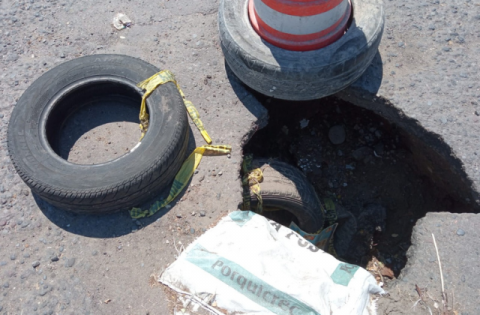 Baches y socavones, guerra diaria de automovilistas en el puerto