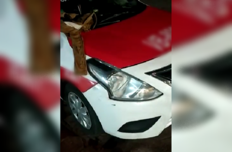 En medio de la carretera, captan en vídeo a taxista desnudo en Veracruz