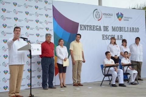 El alcalde Ramón Poo entregó pupitres a alumnos de la Escuela Primaria “Mariana Rodríguez del Toro Lazarin”.
