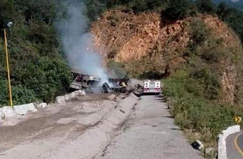 Tras accidente, fallece conductor de tractocamión en la Puebla-Orizaba