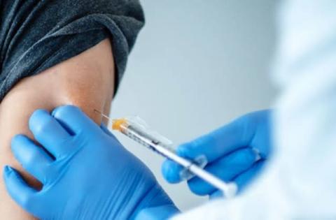 Investigan caso de mujer que falleció tras recibir vacuna covid