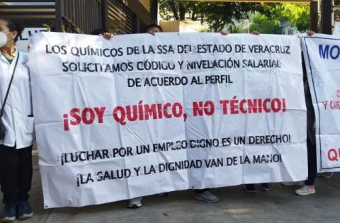 'Nos pagan como técnicos': químicos que reciben pruebas covid en Veracruz