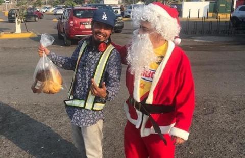 Diputado la hace de "Santa" para entregar despensas en el puerto