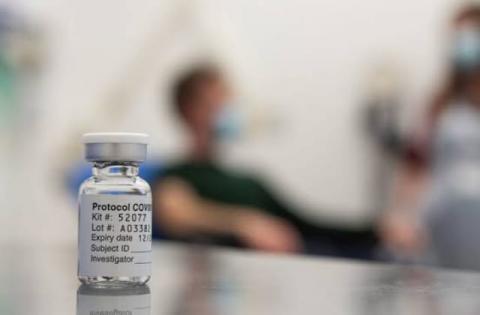 Dinamarca y Noruegan suspenden vacunas AstraZeneca; hay casos de trombos