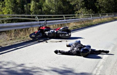 Muere piloto - de 20 años- de motocicleta al estrellarse contra una camioneta