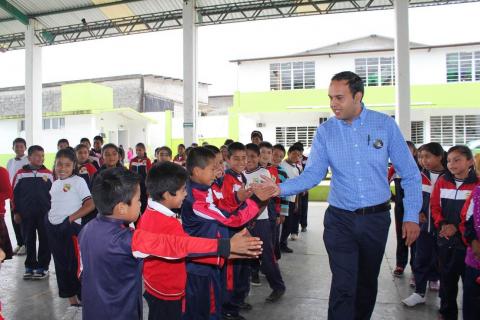 Carlos Morales continúa Equipando Escuelas en Altotonga