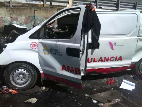 Ambulancia de la Secretaría de Salud de Veracruz volcó sobre la México-Puebla image 2
