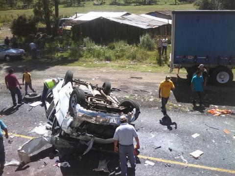 Ambulancia de la Secretaría de Salud de Veracruz volcó sobre la México-Puebla image 1