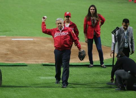 Abuchean a AMLO en estadio de beisbol; él los llama “porra fifí”