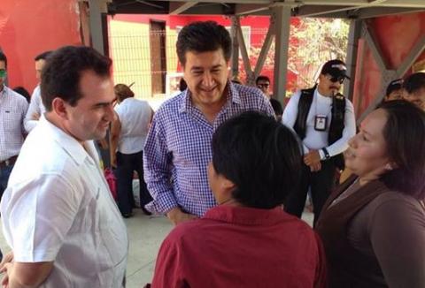 Los senadores Héctor y José Yunes al llegar a evento antorchista.