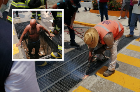 Se perdió en playa de Veracruz y terminó atorado bajo alcantarilla