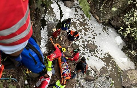 Automóvil cae de 30 metros y pasajeros sobreviven, en Cuitláhuac