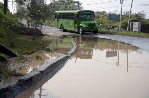 Las lluvias provocan que se formen 'lagunas' en las avenidas de Xalapa. Agencia Fotover