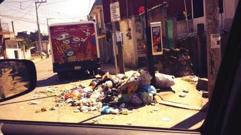Piden la recolección de basura en la calle de El Haya.