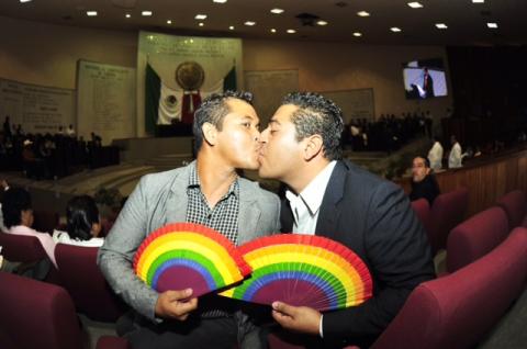 En la sesión estuvieron Felipe y Francisco, primera pareja homosexual de Veracruz que legalizó su unión en el DF. Foto: e-consulta