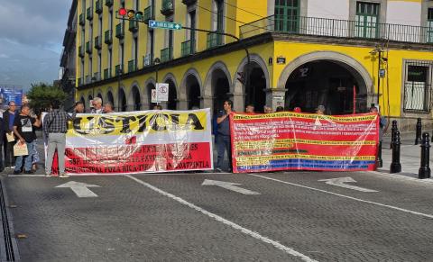 Expolicías bloquean Enríquez en Xalapa por pagos pendientes Expolicías bloquean Enríquez en Xalapa por pagos pendientes