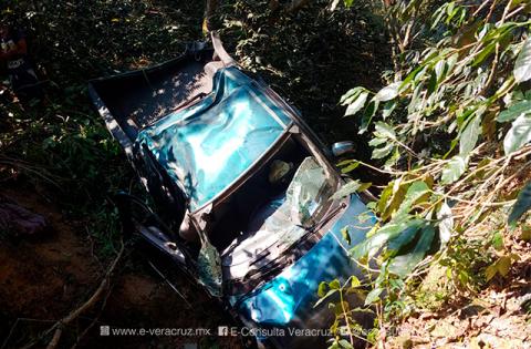Camioneta cae a un barranco en Tequila, hay un muerto y 7 lesionados