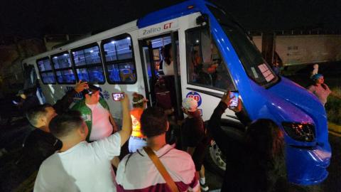 Choca tren contra urbano en Medellín de Bravo; 12 lesionados