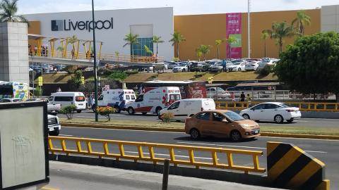 Interbús choca en parada de Plaza Américas Xalapa; 3 lesionados