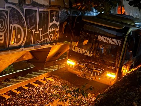 Camión Ulúa intenta ganarle al tren y causa accidente en Veracruz Camión Ulúa intenta ganarle al tren y causa accidente en Veracruz