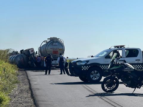 Pipa con turbosina vuelca y causa cierre en carretera de Las Matas