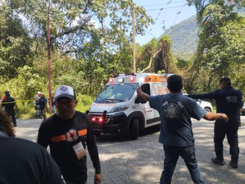 Camión de bomberos cae a barranco en Coetzala; un muerto