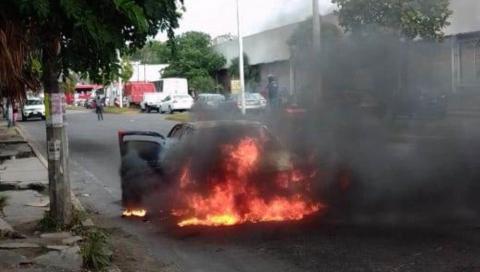 Arde en llamas vehículo en puerto de Veracruz
