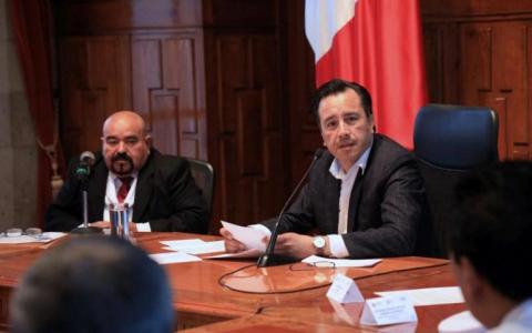 Gobernador descarta salida de Ramos Alor pese a críticas