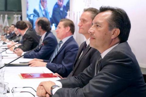 Cuitláhuac recomienda a alcaldes contratar seguridad privada, pero no armarse