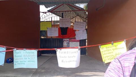 Padres logran destitución de director en primaria de Amatlán