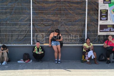 Pese al calor, decenas de fans de Don Omar ya hacen fila en el Beto Ávila