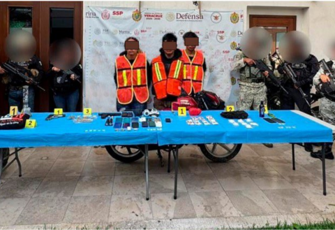 Caen cinco con presuntas drogas en cateo, en Chocamán