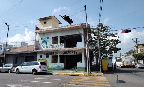 Edificio abandonado en centro de Veracruz, nido de basura y pestilencia