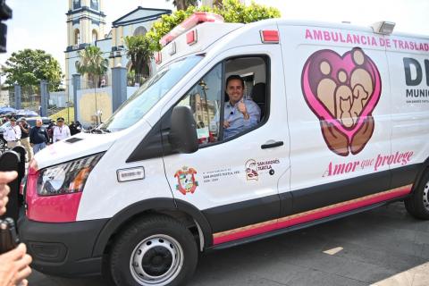 Entrega alcalde Rafa Fararoni ambulancia de traslados para el Sistema DIF Municipal