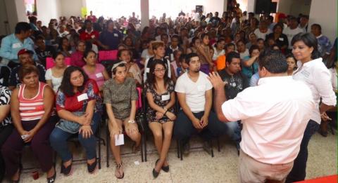 Integrantes de asociaciones civiles encabezados por Roberto Alarcón Suárez, se reunieron la candidata a diputada federal por el PRI-PVEM, Elízabeth Morales, quien dijo es cercana a la gente y sabe dar soluciones, por lo que votarán por ella el domingo 7 de junio. 