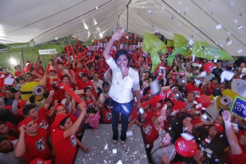 Elízabeth Morales García, candidata a diputada federal por el PRI-PVEM, cerró su último día de campaña ante sus estructuras de tierra a quienes agradeció el apoyo y la gran campaña que hicieron en los últimos 60 días logrando el respaldo de capitalinos y su voto para el día de la elección.
