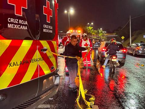 Hombre muere atropellado al intentar auxiliar a su hermano en Xalapa