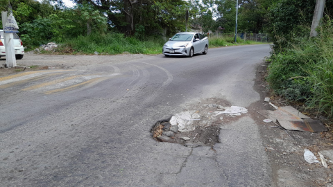 Carretera de Playa de Vacas, con baches y sin señalamientos