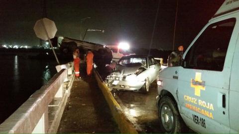 Accidente en el puente Coatzacoalcos I; vehículo casi cae al río