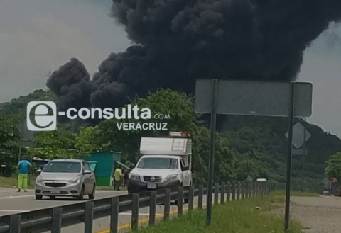 Incendio de camión con combustible en la Coatza-Villahermosa