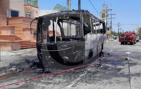 Ruta 6 se incendia en Veracruz; pasajeros salen a salvo