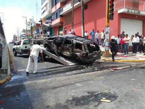 Camioneta cae del puente Miguel Alemán en Xalapa image 5